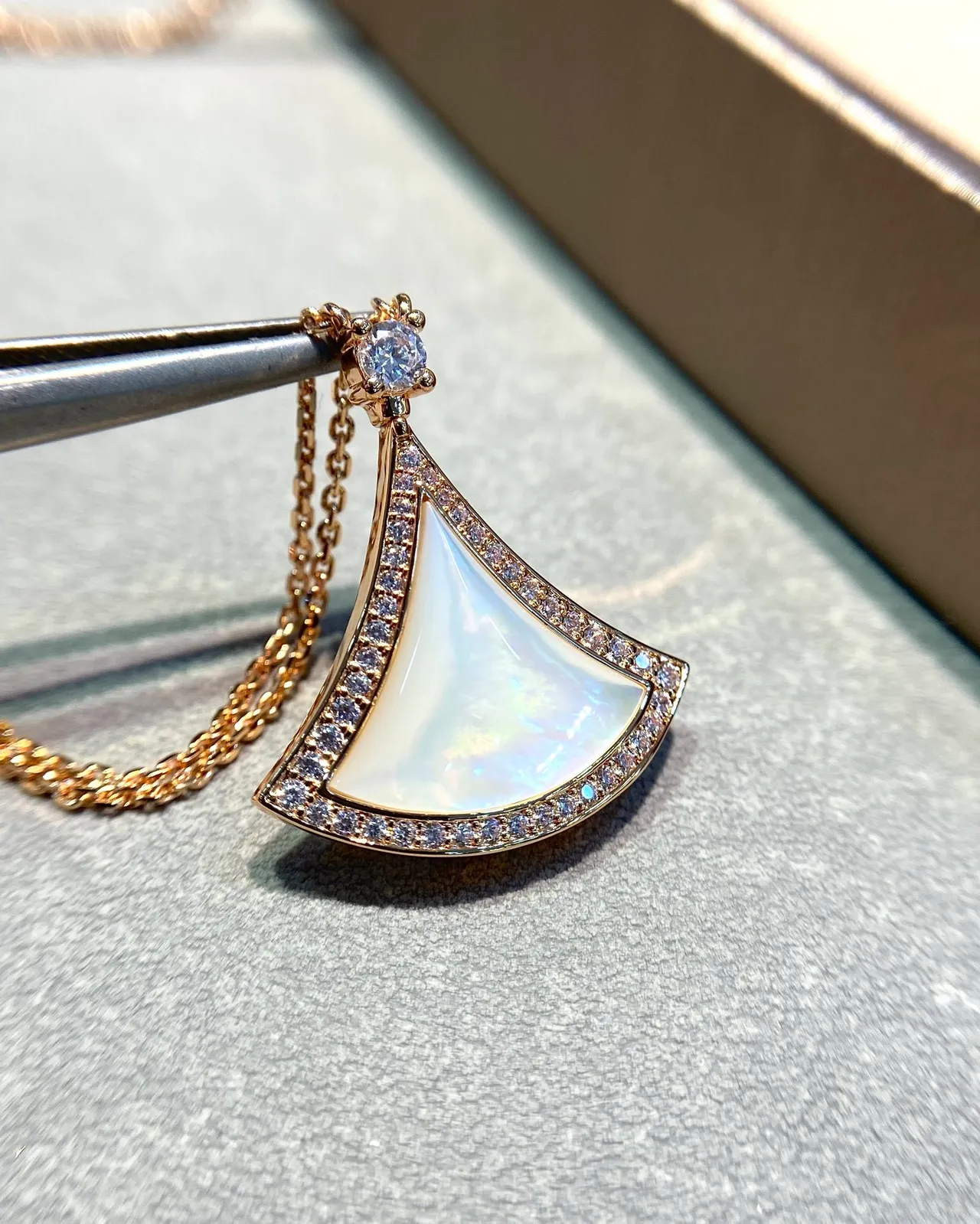 Bvlgari Divas'Dream Colgante en forma de abanico de madreperla y diamante 7