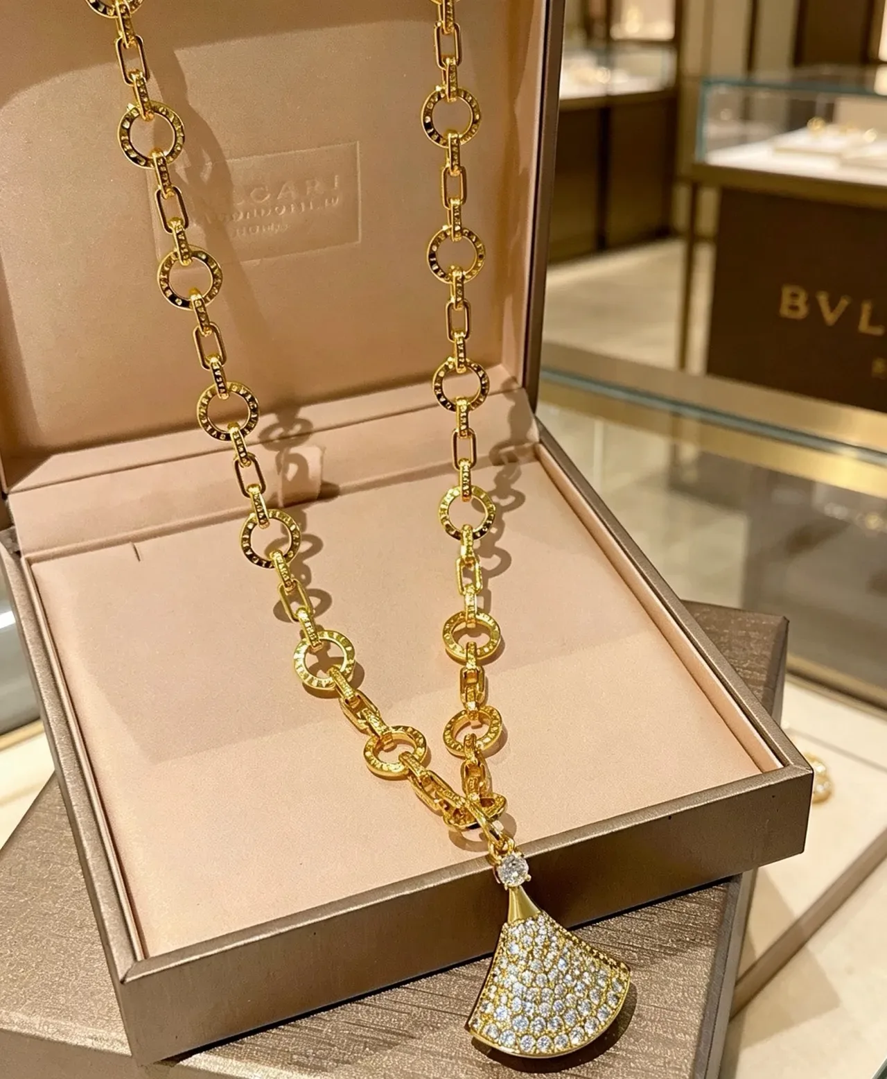 Bvlgari Divas’ Dream Colar pêndulo leque ouro pavé 4