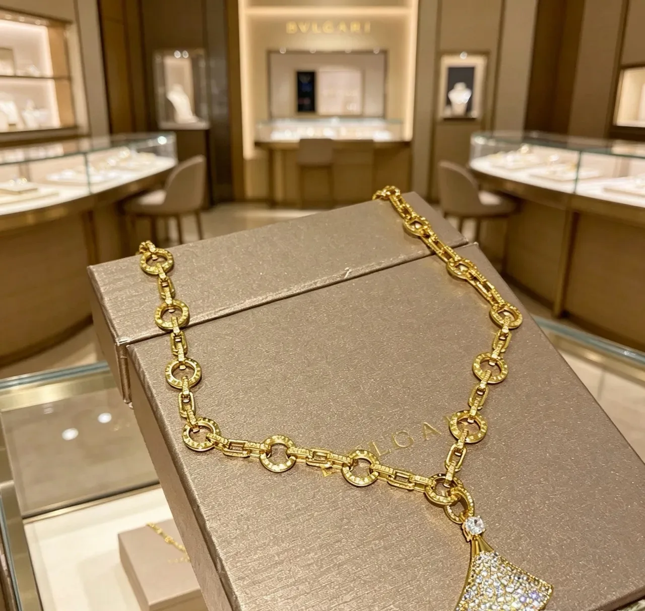 Bvlgari Divas’ Dream Colar pêndulo leque ouro pavé 6