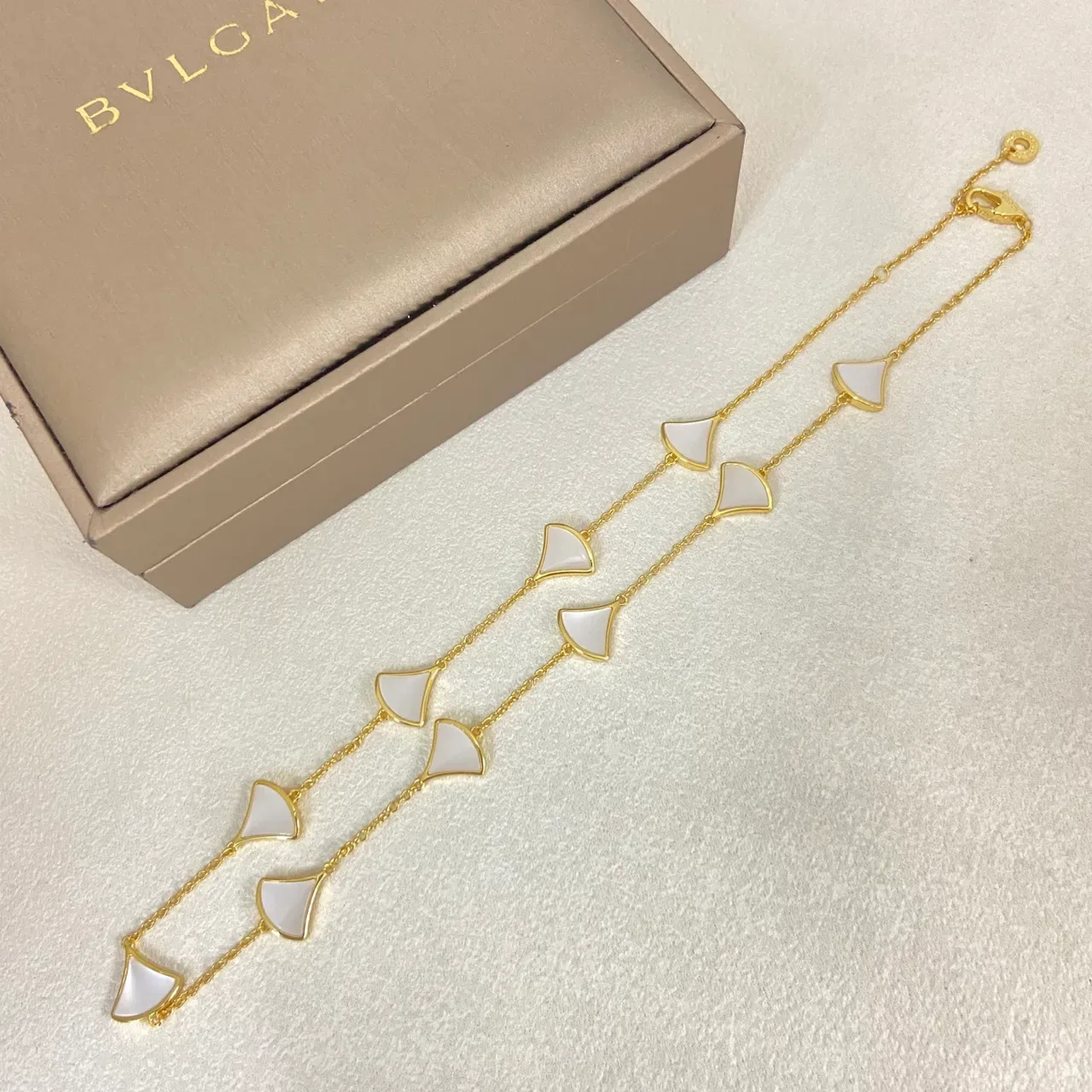 Bracelet Bvlgari Divas’ Dream en or blanc à incrustations en éventail et construction en chaîne fine 4