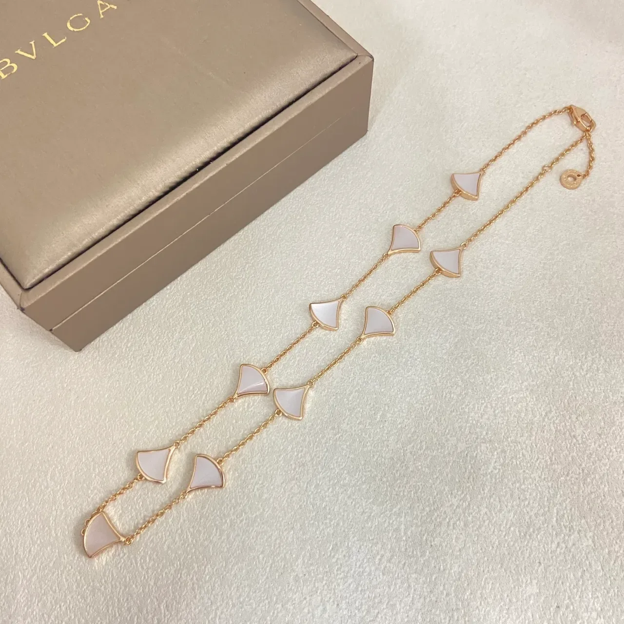 Bracelet Bvlgari Divas’ Dream en or blanc à incrustations en éventail et construction en chaîne fine 6