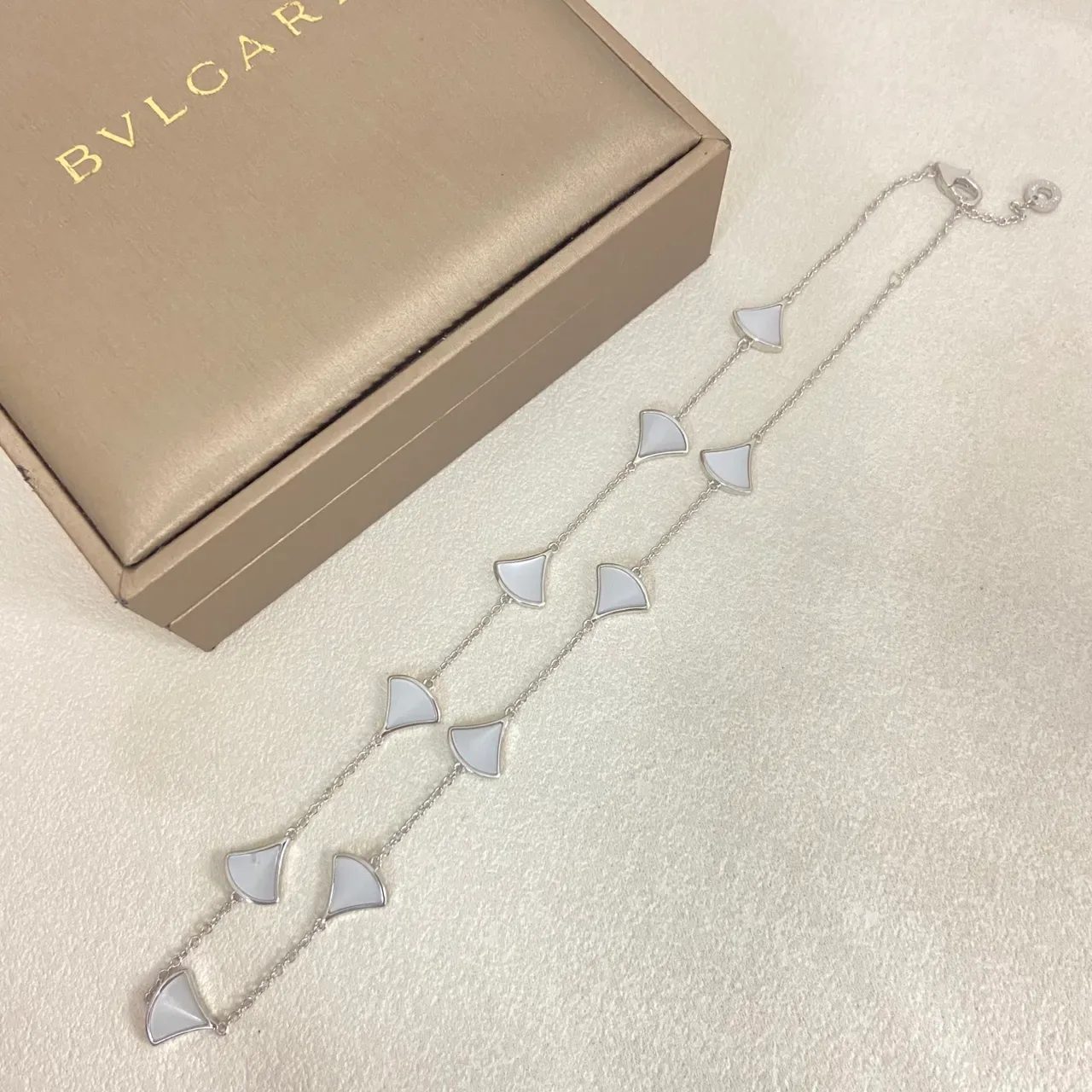 Bracelet Bvlgari Divas’ Dream en or blanc à incrustations en éventail et construction en chaîne fine 7