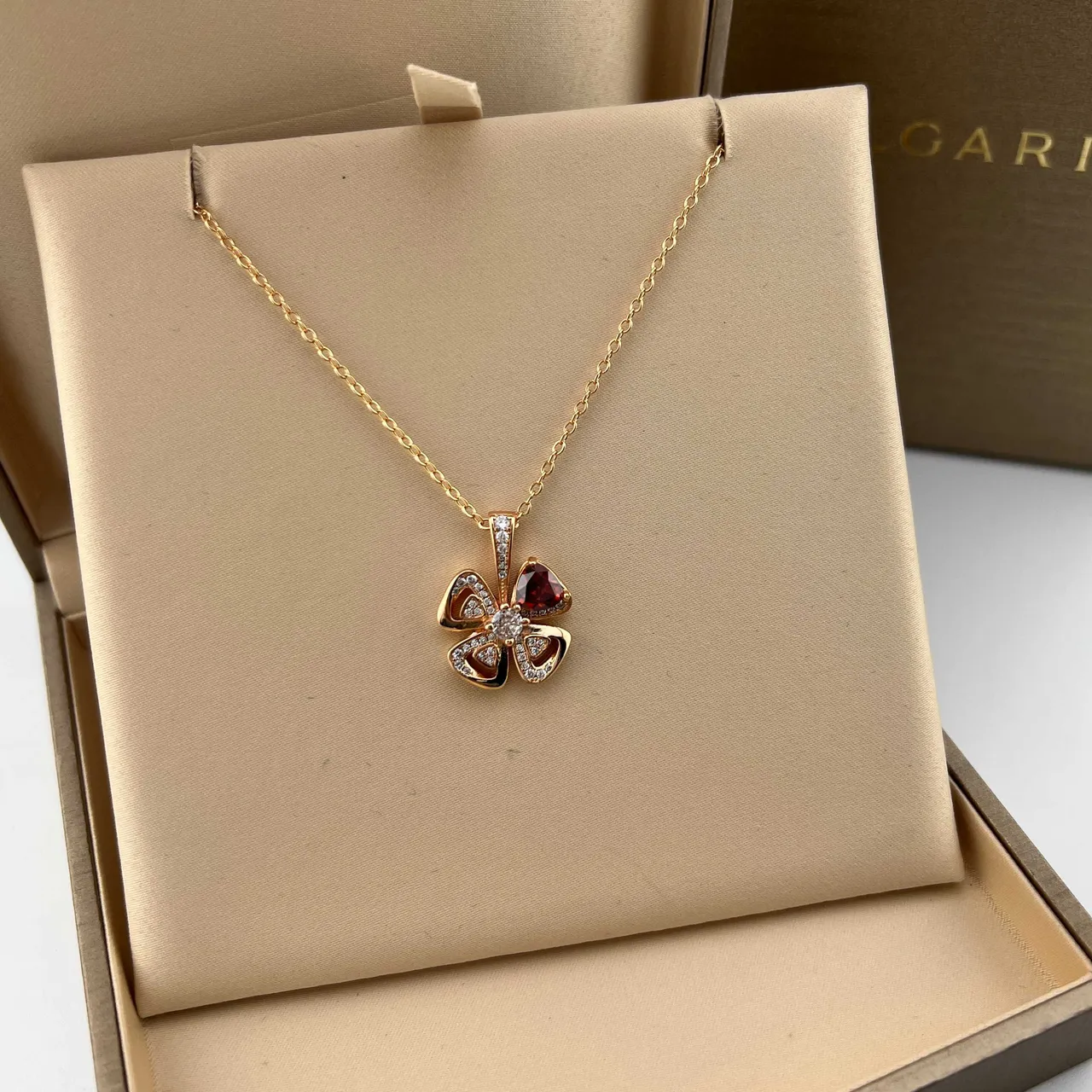 Bvlgari Fiorever Gold أحمر رباعي الأوراق ثلاثي الأوراق قلادة لمسات الماس Pavé 5