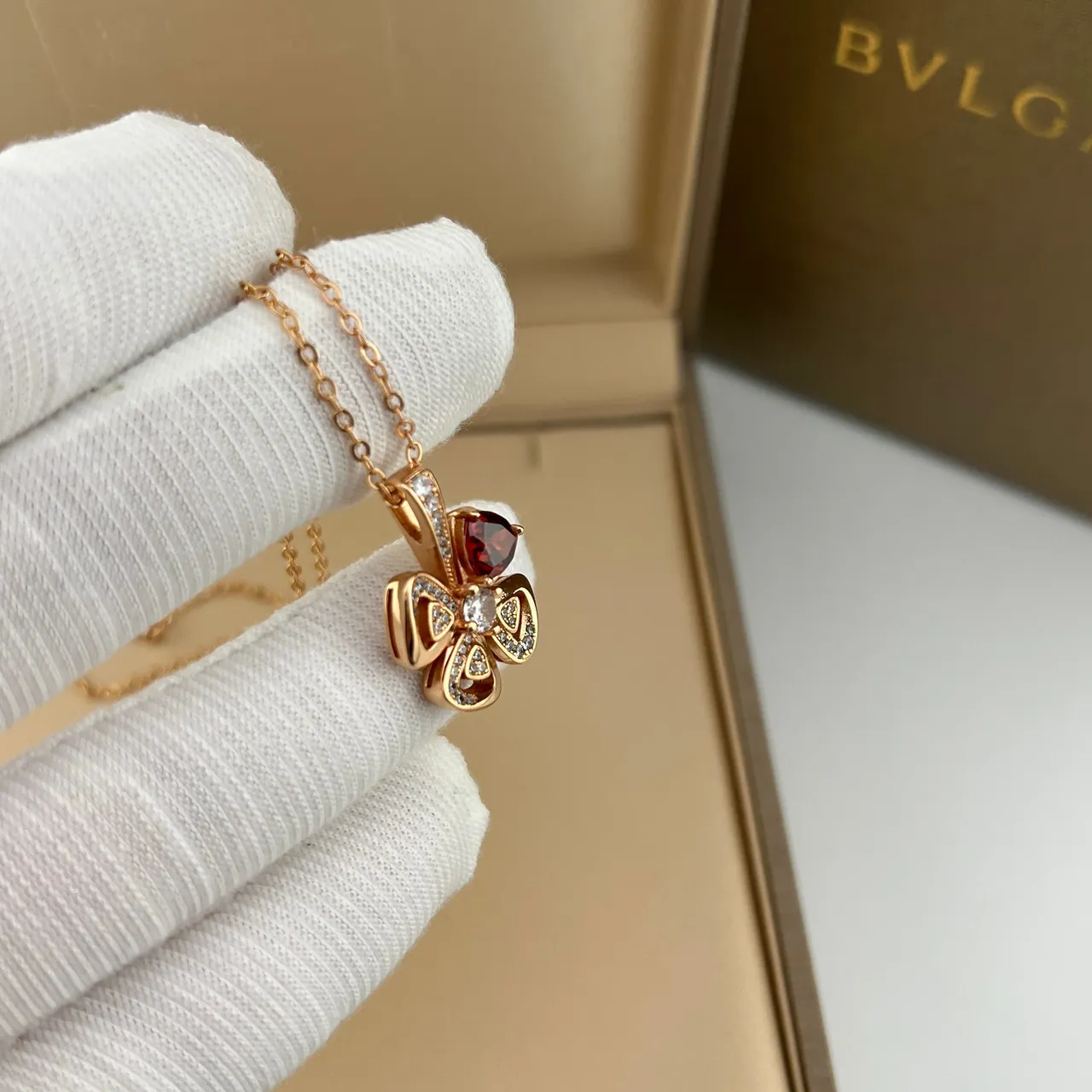 Bvlgari Fiorever Gold أحمر رباعي الأوراق ثلاثي الأوراق قلادة لمسات الماس Pavé 3