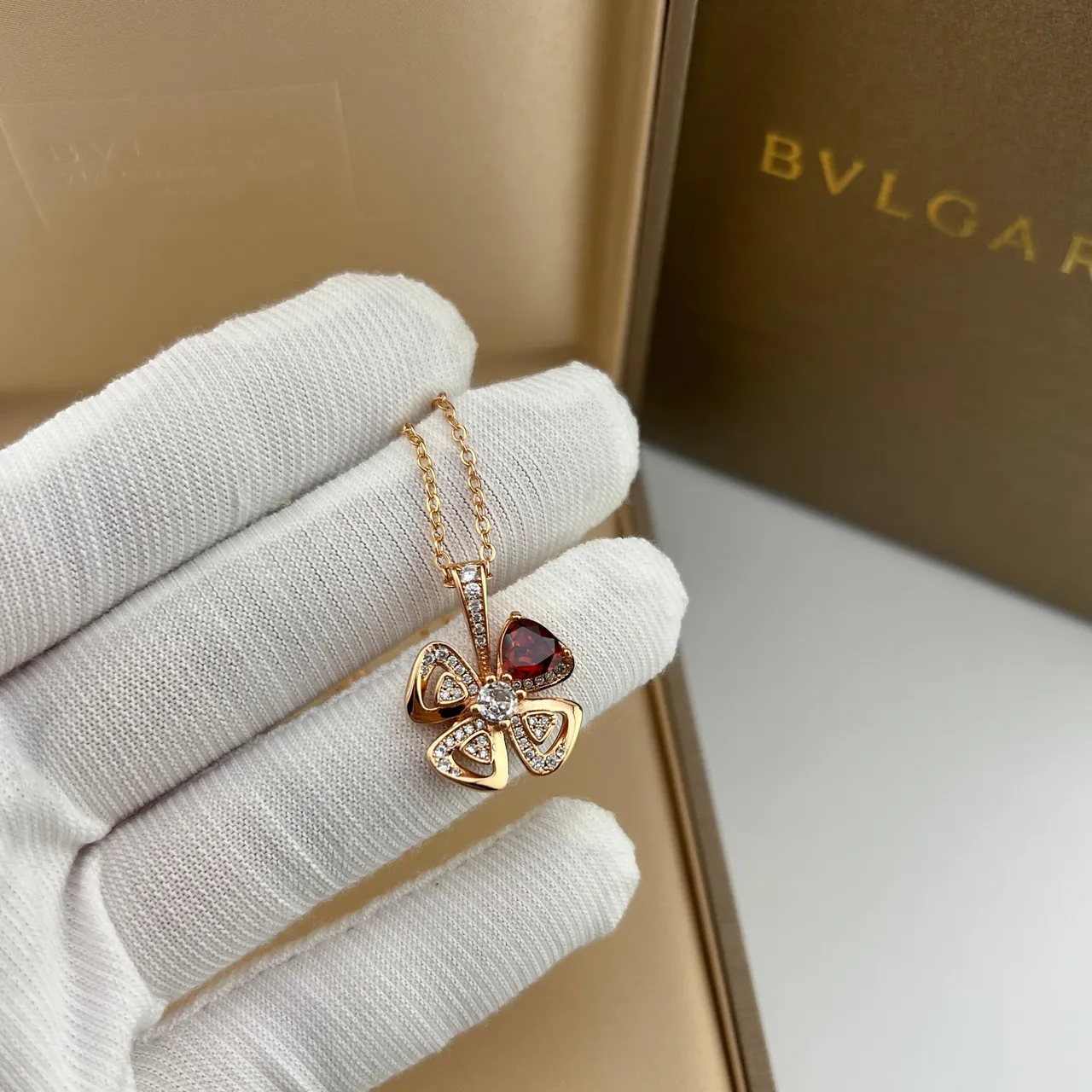 Bvlgari Fiorever Gold أحمر رباعي الأوراق ثلاثي الأوراق قلادة لمسات الماس Pavé 4
