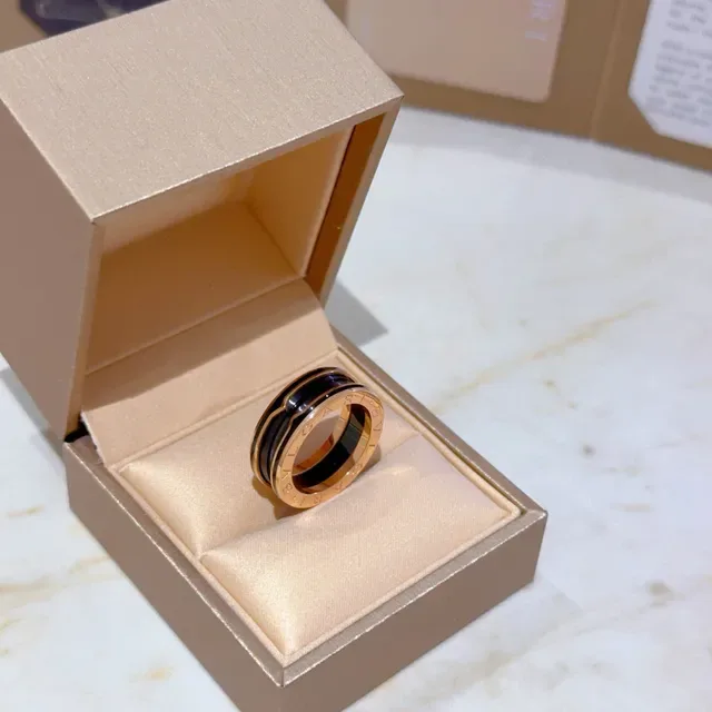 Bvlgari Anel Dourado Preto Triple-Banda Rotativo 3