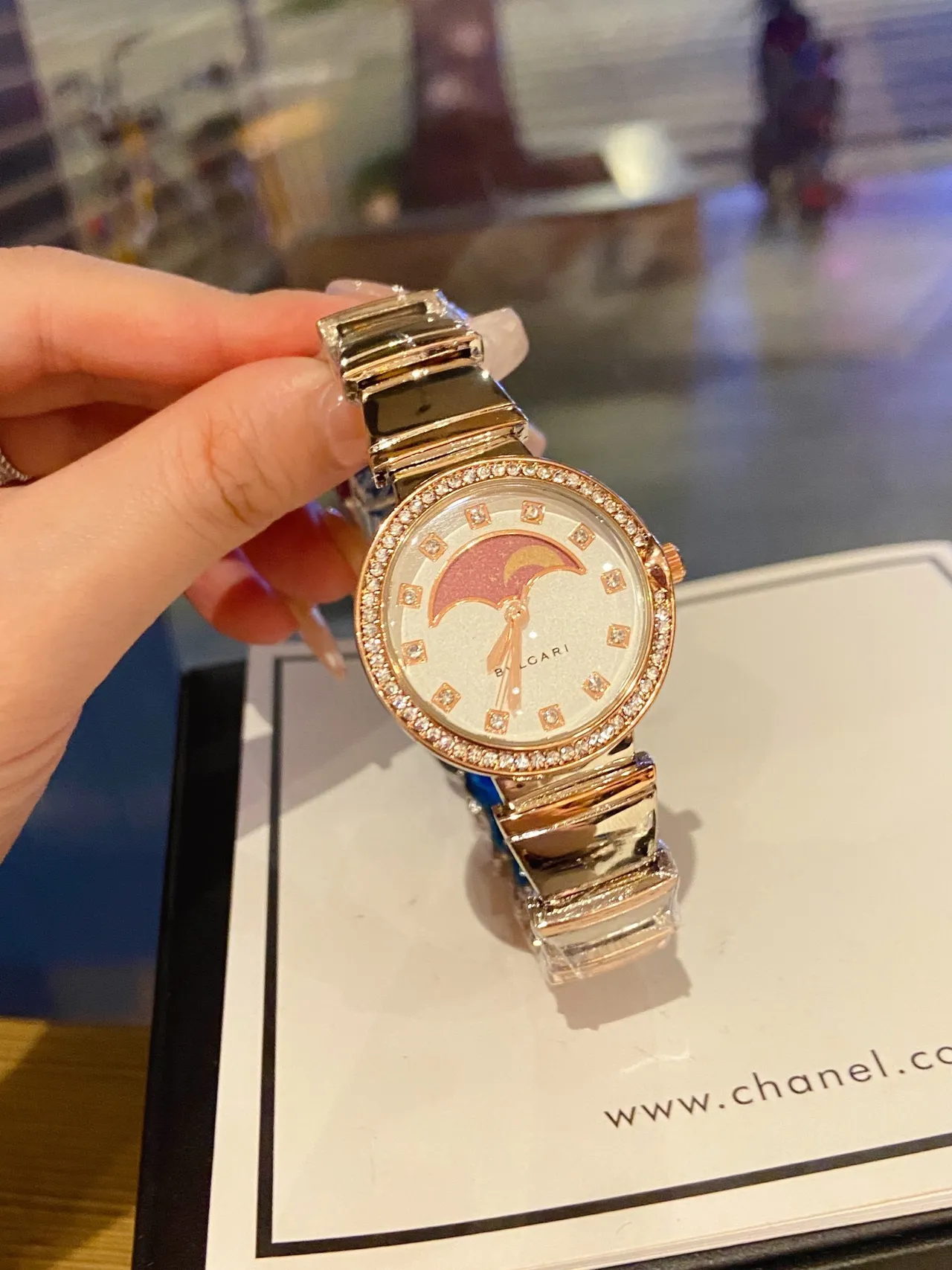 Bvlgari 金色 白月相表盘 水晶表圈 石英手表 2