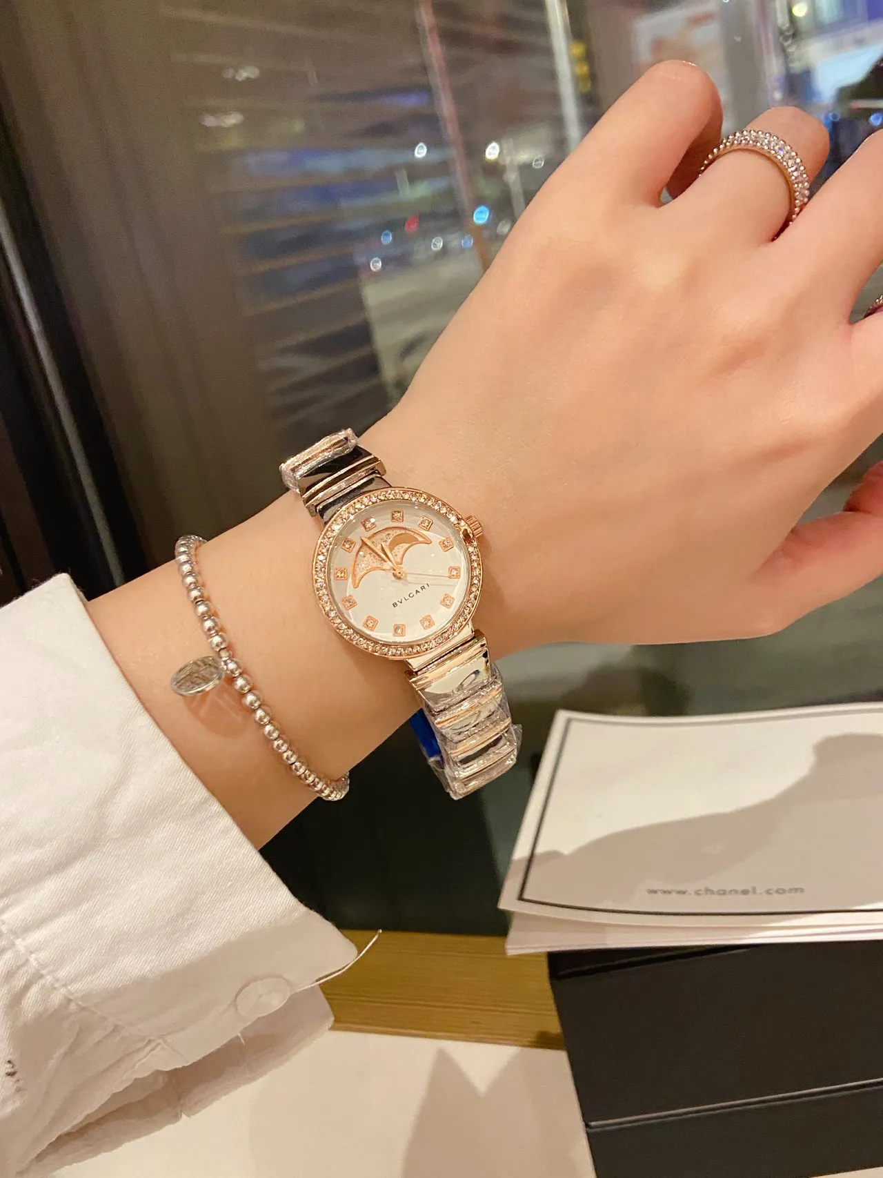 Bvlgari 金色 白月相表盘 水晶表圈 石英手表 3