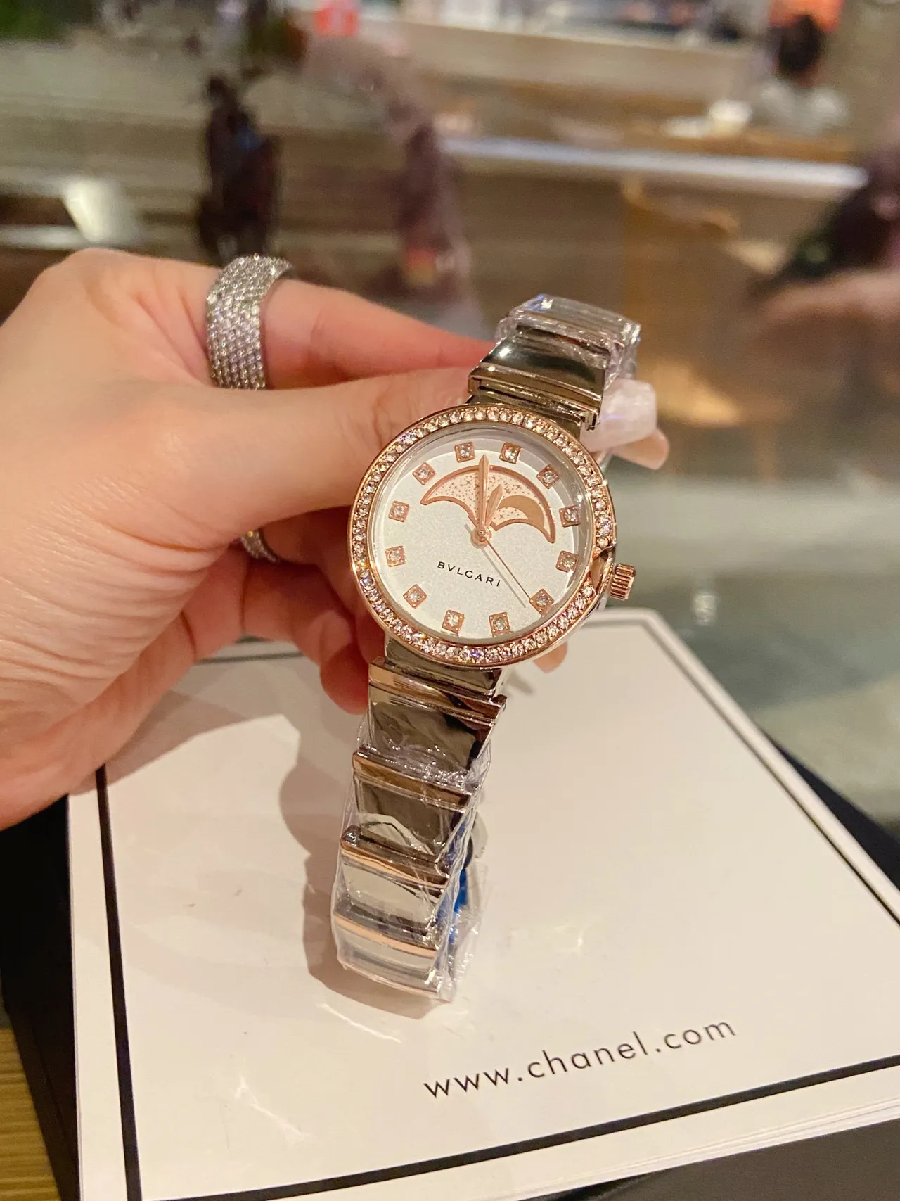 Bvlgari 金色 白月相表盘 水晶表圈 石英手表 6