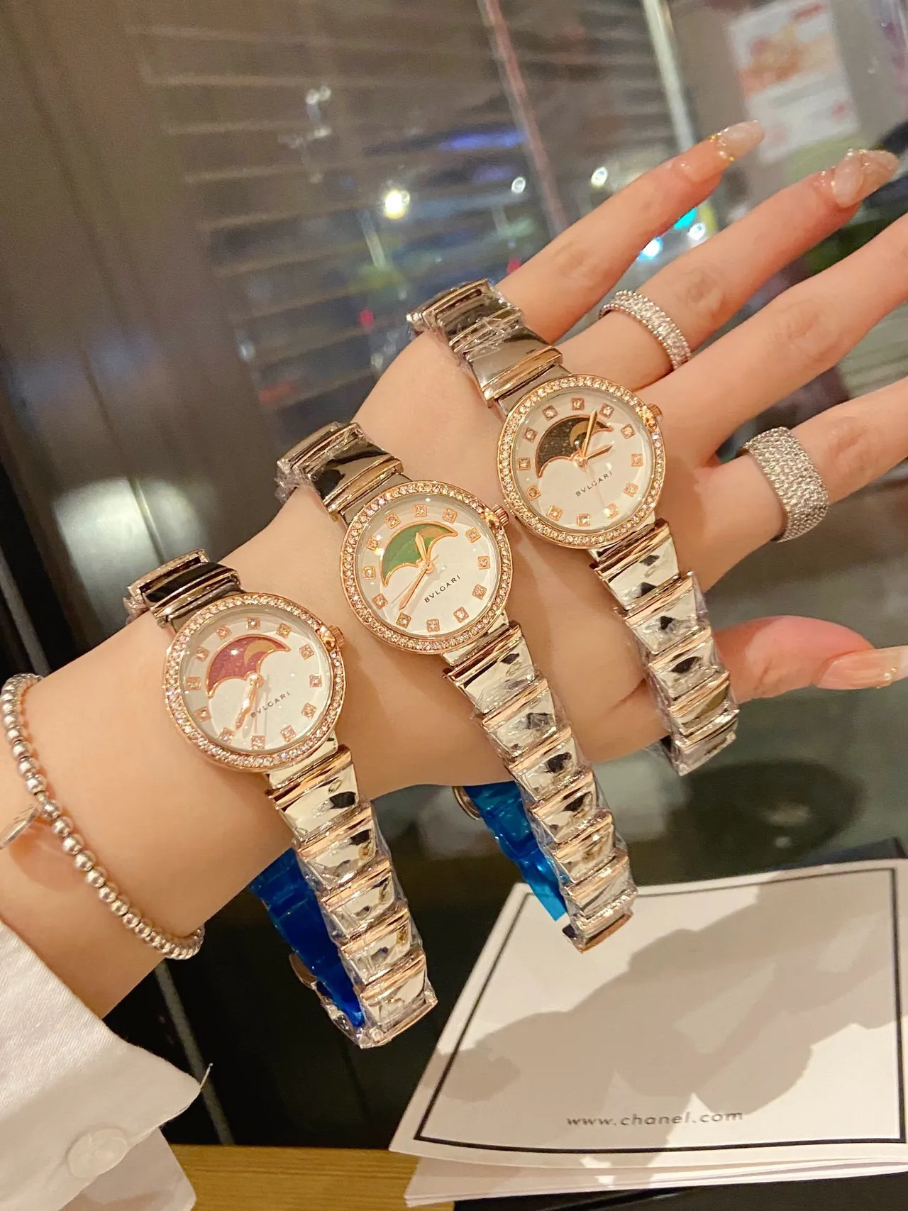 Bvlgari 金色 白月相表盘 水晶表圈 石英手表 7