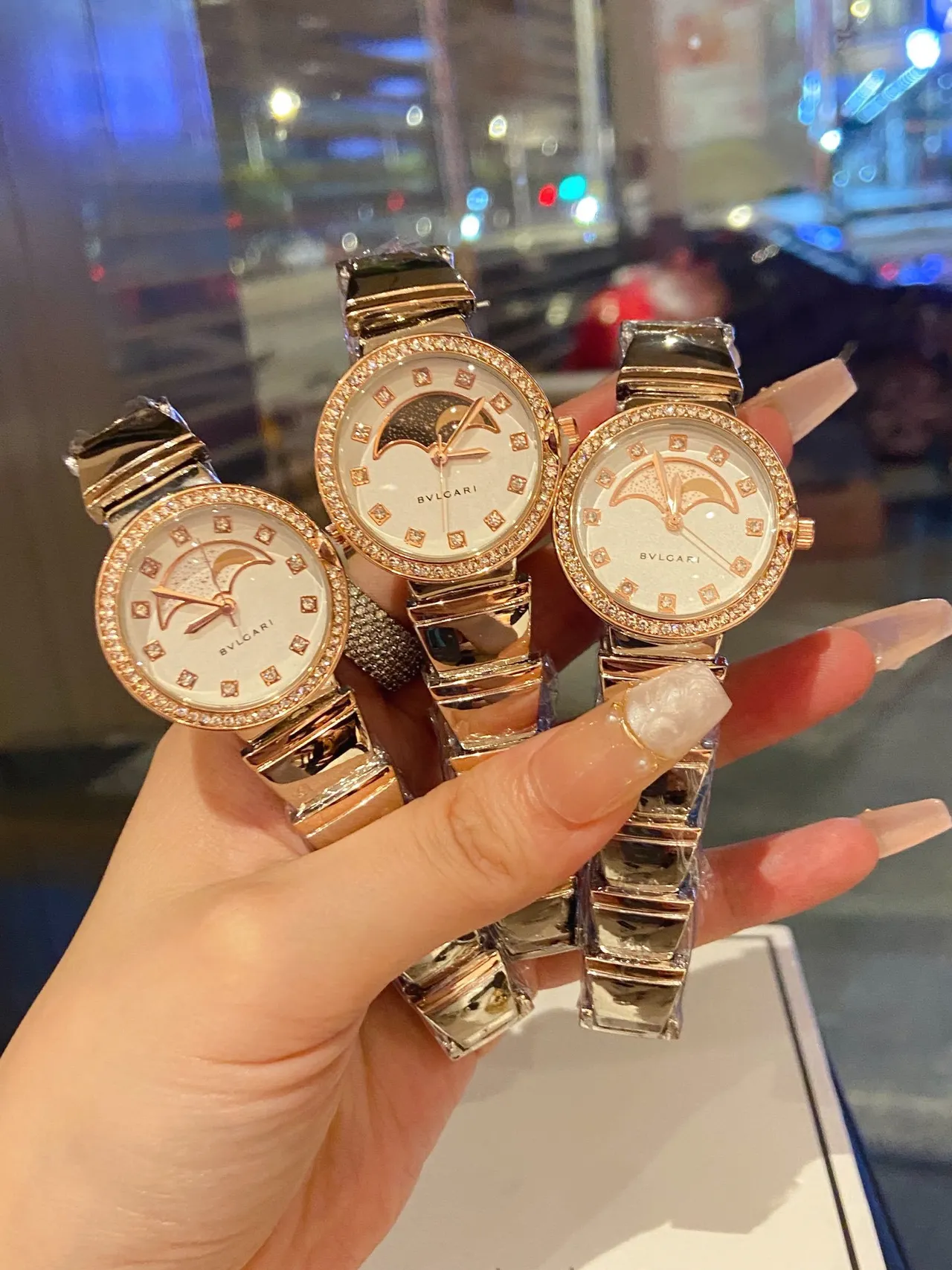 Bvlgari 金色 白月相表盘 水晶表圈 石英手表 9