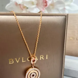 Bvlgari قلادة ذهبية وردة بيضاء Pavé-Set