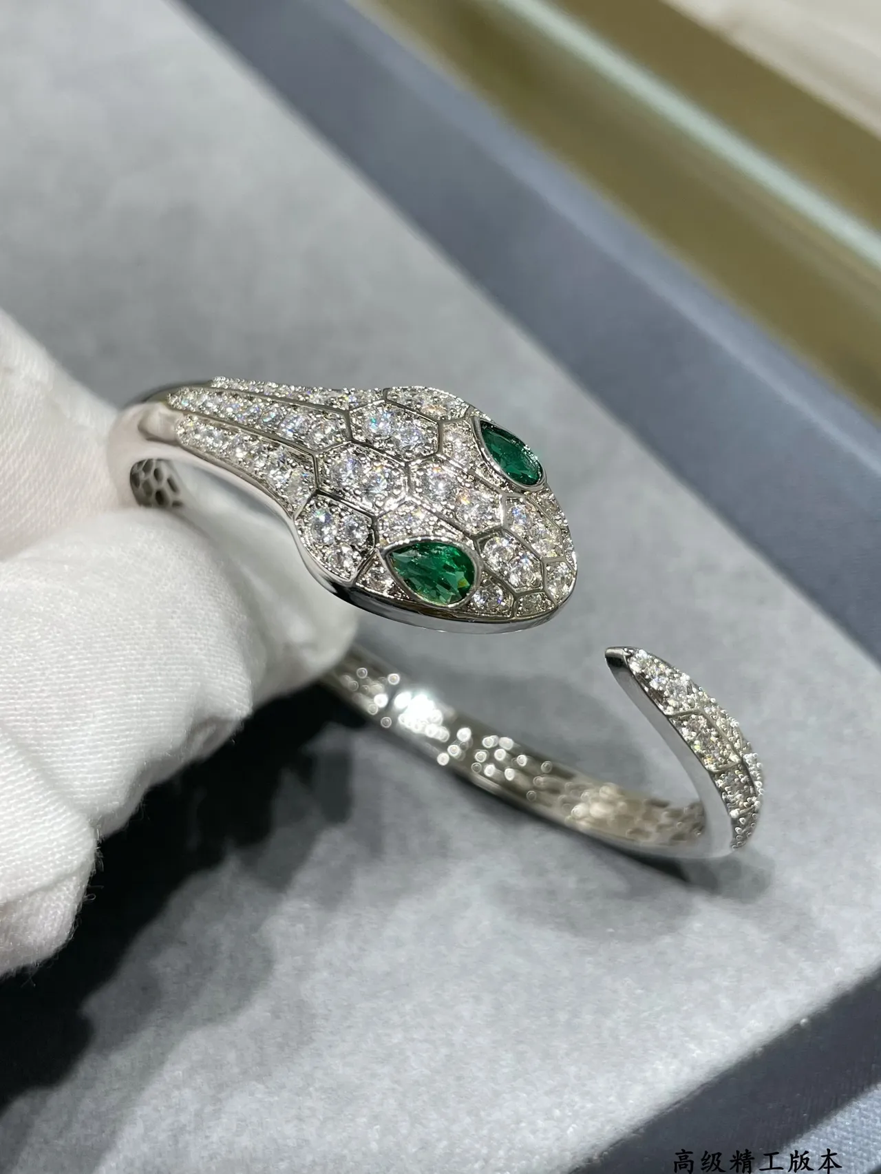 Bvlgari Serpenti Snake-Head Pavé Diamond and Emerald Bracelet 8