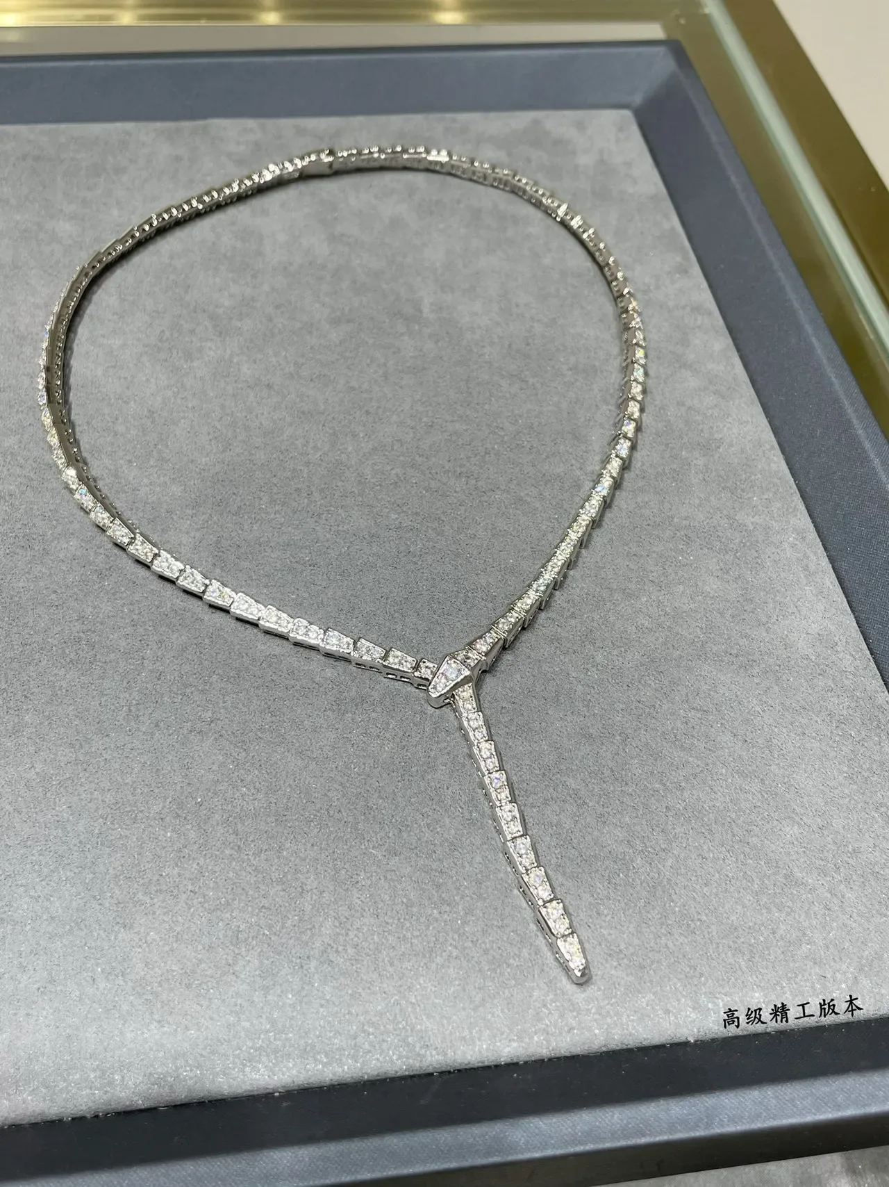 Bvlgari रजत पारदर्शी डायमंड-पावे सर्प प्रेरित हार 2