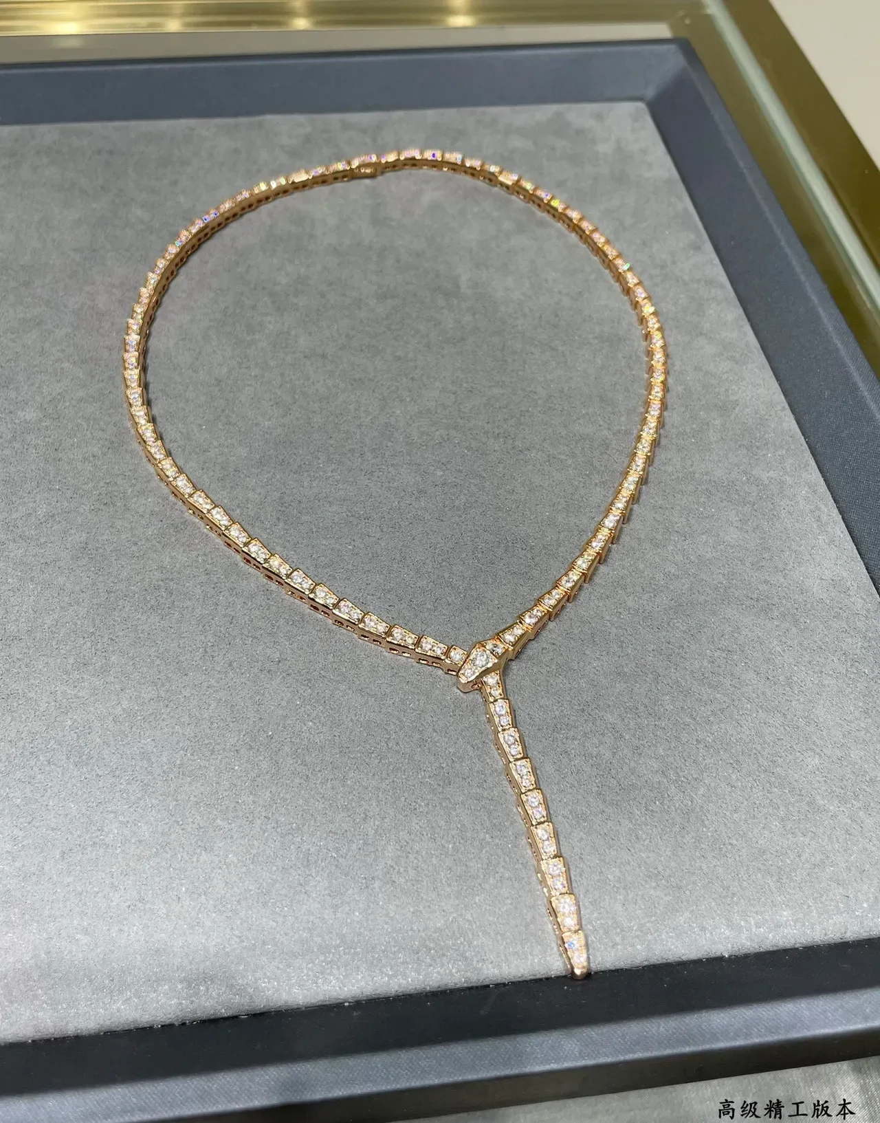 Bvlgari रजत पारदर्शी डायमंड-पावे सर्प प्रेरित हार 3