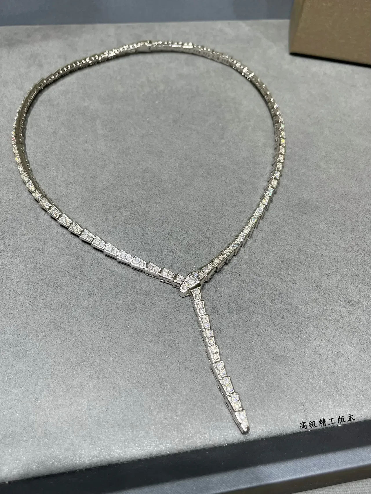 Bvlgari रजत पारदर्शी डायमंड-पावे सर्प प्रेरित हार 5