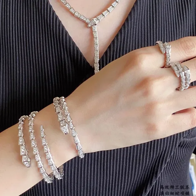 Bvlgari रजत पारदर्शी डायमंड-पावे सर्प प्रेरित हार 9