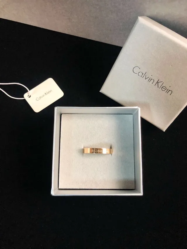 Calvin Klein খোদাই করা গোলাপি সোনার টোন মিনিমালিস্ট রিং 2