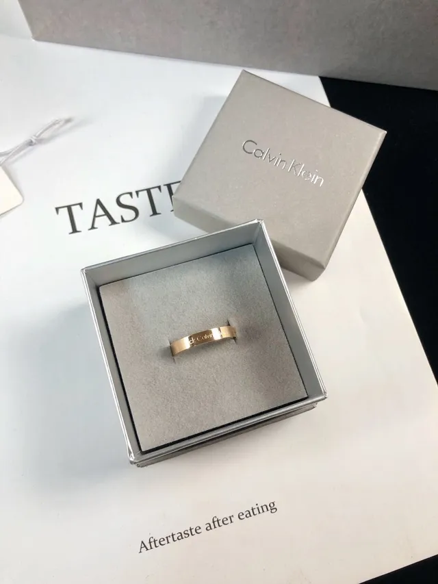Calvin Klein খোদাই করা গোলাপি সোনার টোন মিনিমালিস্ট রিং 4