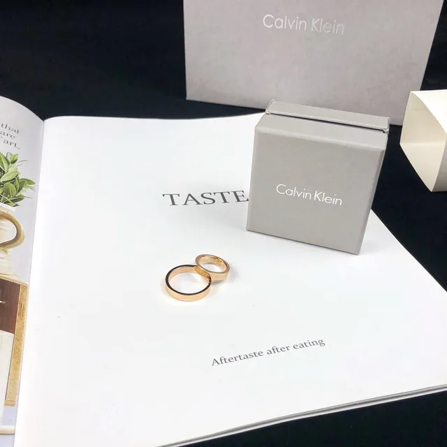 Calvin Klein খোদাই করা গোলাপি সোনার টোন মিনিমালিস্ট রিং 8