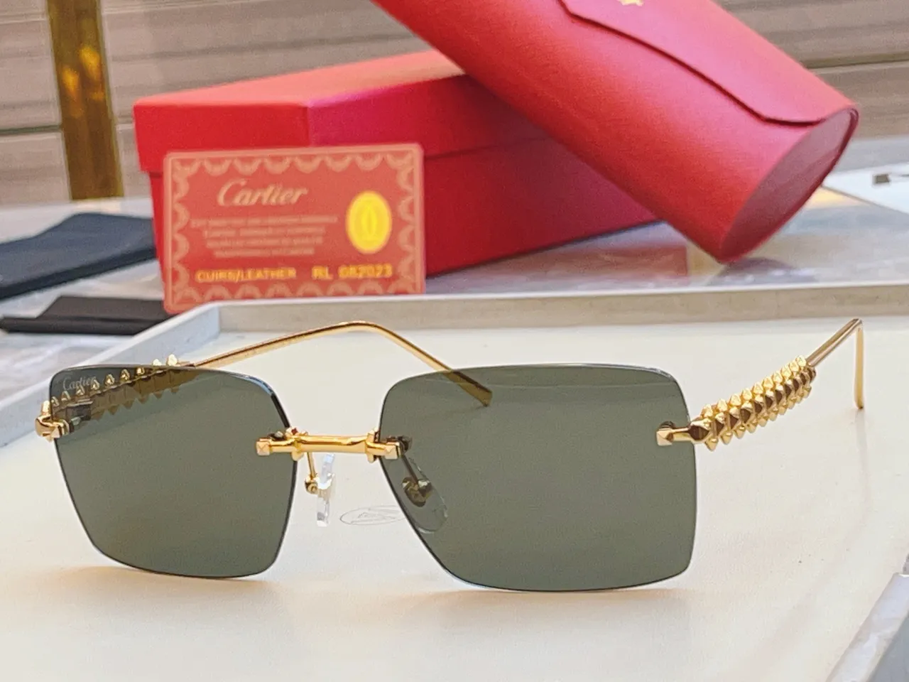 Cartier Lunettes de soleil dorées roses rectangulaires sans bord métalliques 4