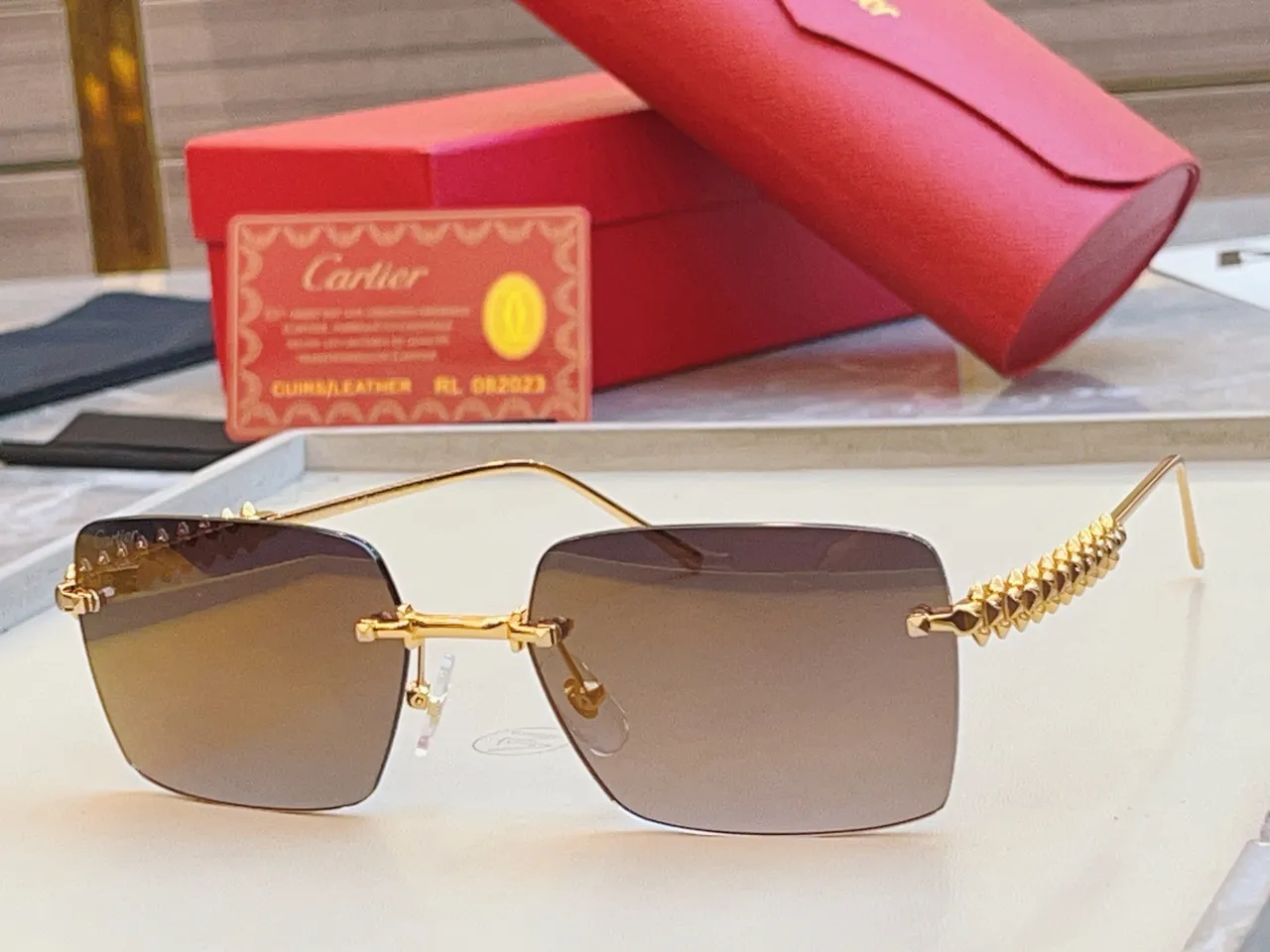 Cartier Lunettes de soleil dorées roses rectangulaires sans bord métalliques 8