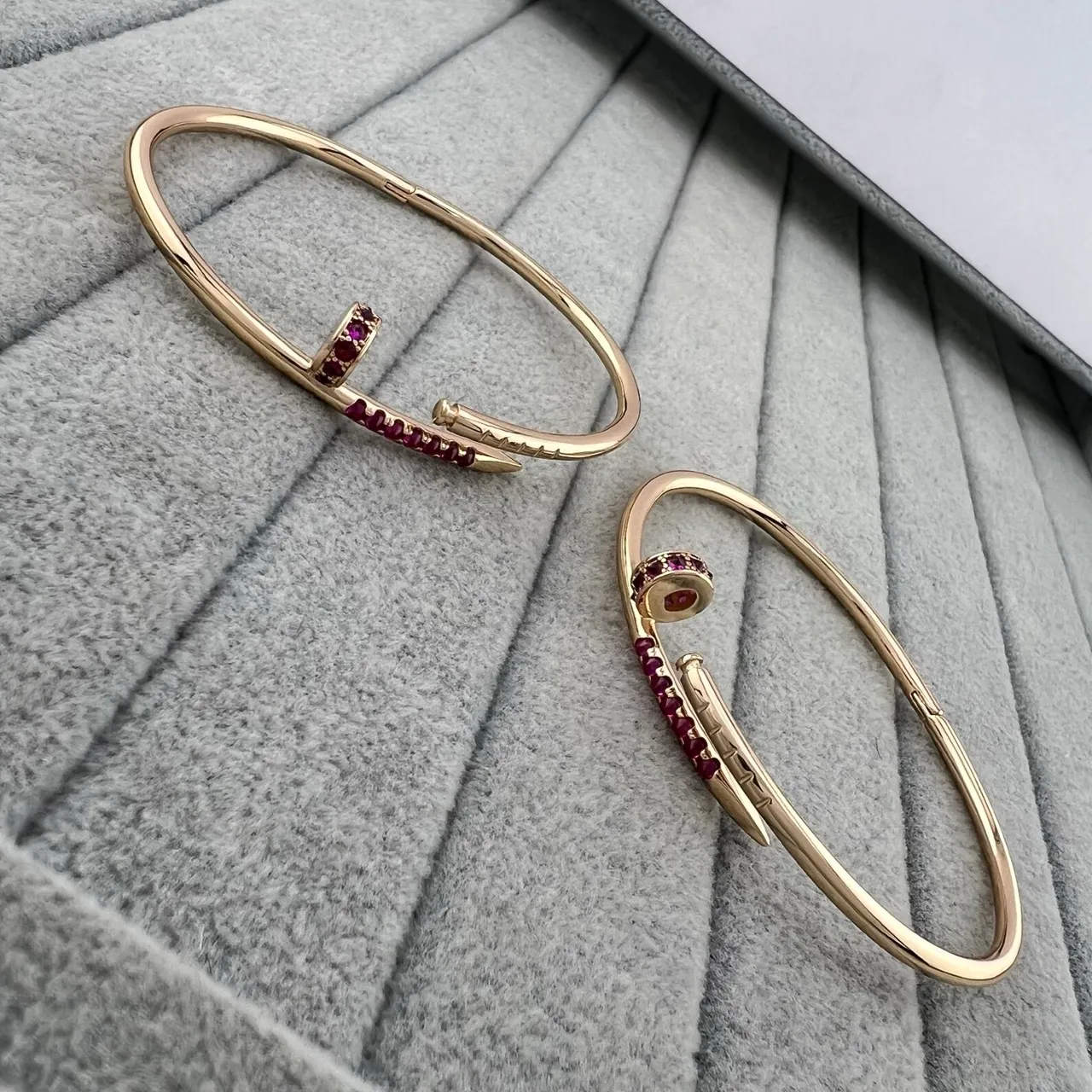 Cartier Juste un Clou Pulsera Abierta de Oro y Rubí 2