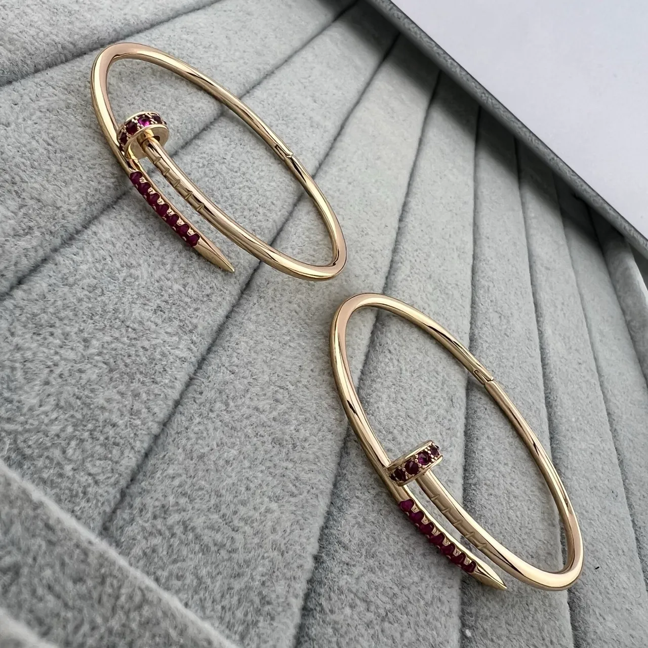 Cartier Juste un Clou Pulsera Abierta de Oro y Rubí 3