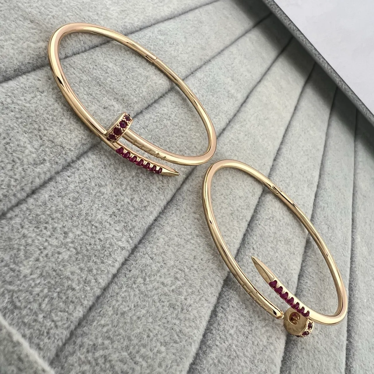Cartier Juste un Clou Pulsera Abierta de Oro y Rubí 4