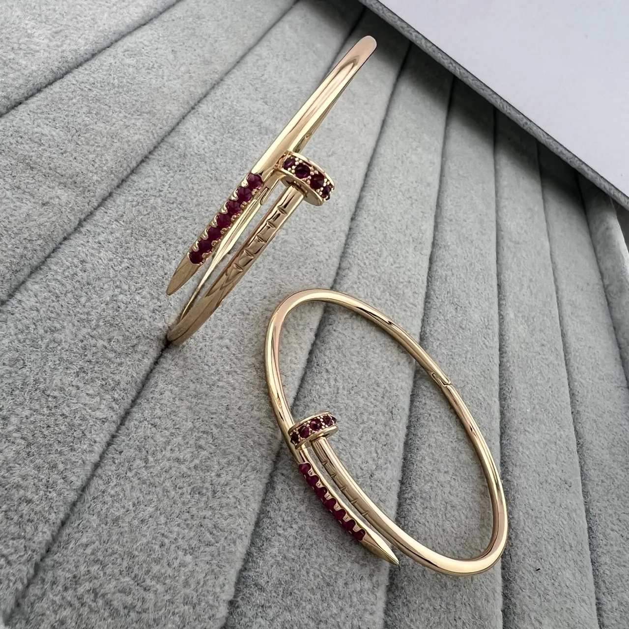 Cartier Juste un Clou Pulsera Abierta de Oro y Rubí 5