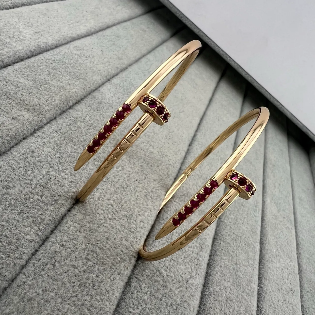 Cartier Juste un Clou Pulsera Abierta de Oro y Rubí 6