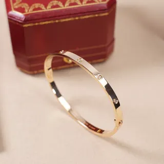 Cartier Juste un Clou سوار ذهبي مرصع بالأحجار