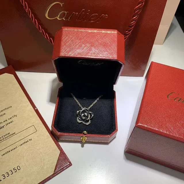 Cartier Panthère de Floral Red Gold Flower-Shaped Pendant Black Enamel Center Necklace 7