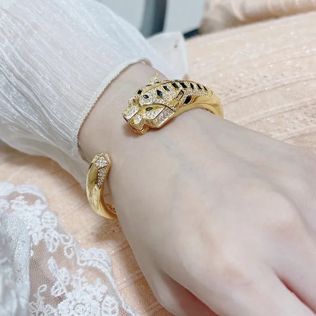 سوار Cartier Panthère ذهبي مع الماس والأونيكس برأس النمر 2