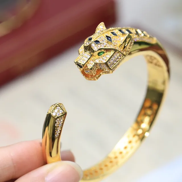 سوار Cartier Panthère ذهبي مع الماس والأونيكس برأس النمر 3