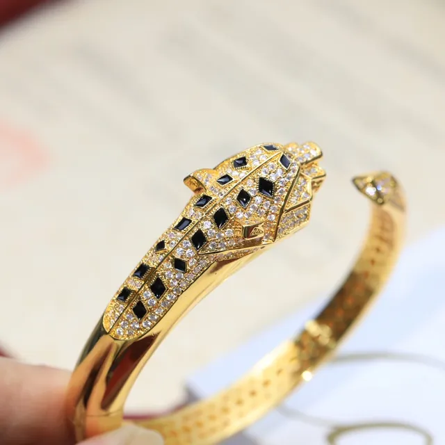 سوار Cartier Panthère ذهبي مع الماس والأونيكس برأس النمر 4