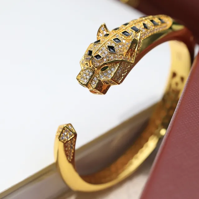 سوار Cartier Panthère ذهبي مع الماس والأونيكس برأس النمر 5