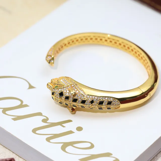 سوار Cartier Panthère ذهبي مع الماس والأونيكس برأس النمر 6