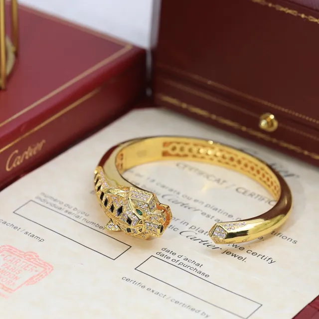 سوار Cartier Panthère ذهبي مع الماس والأونيكس برأس النمر 9