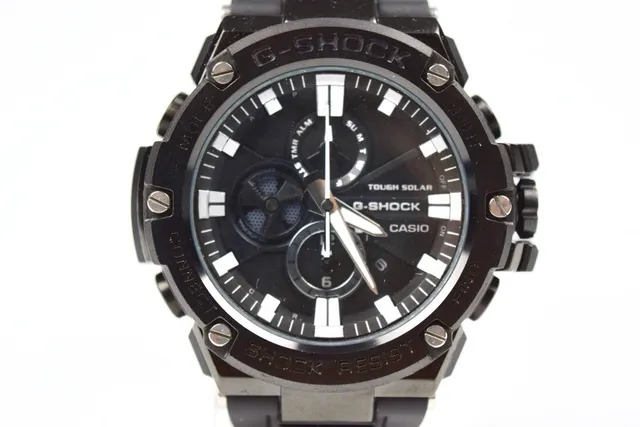 Casio أسود أبيض بناء قوي من الراتنج إطار آمن بالمسمار ساعة 9