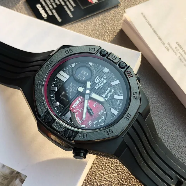 Casio Edifice أسود أحمر ريزين كيس ألياف كربون وجه ساعة رياضية 2