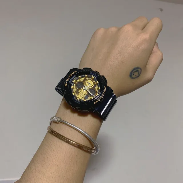 Casio G-Shock GA-100 काली और सोने की खेल घड़ी 2