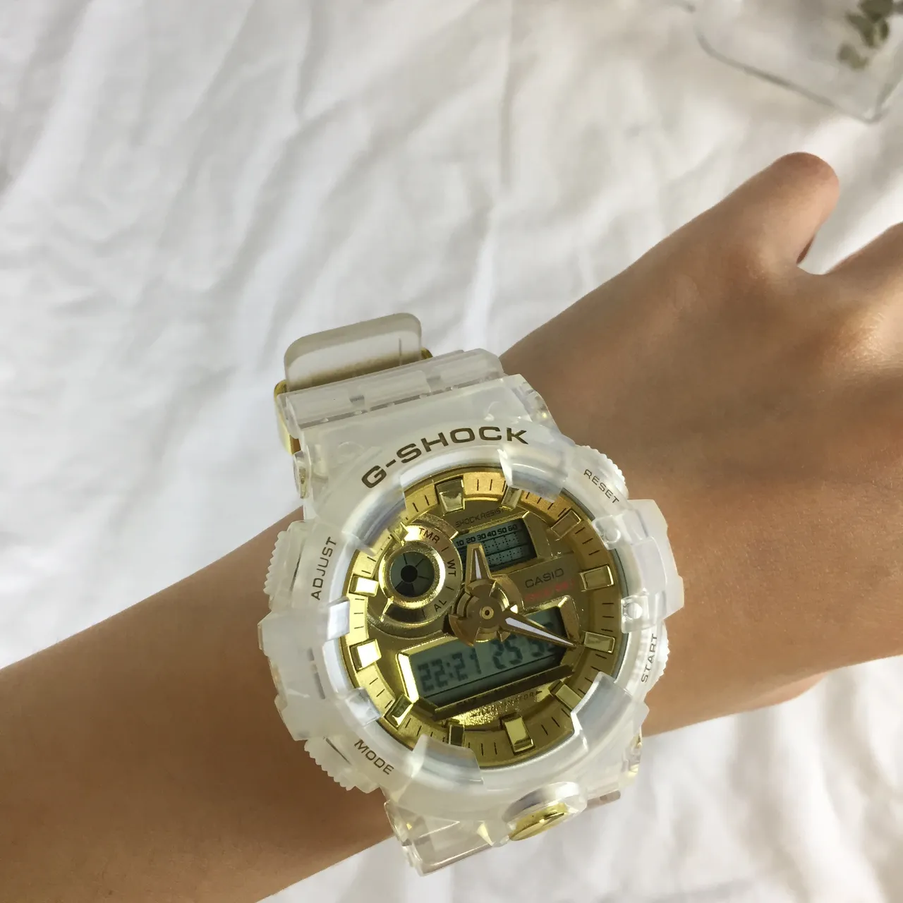 Casio G-Shock GA-100 अर्ध-पारदर्शी सफेद और सोने का स्पोर्ट्स वॉच 5