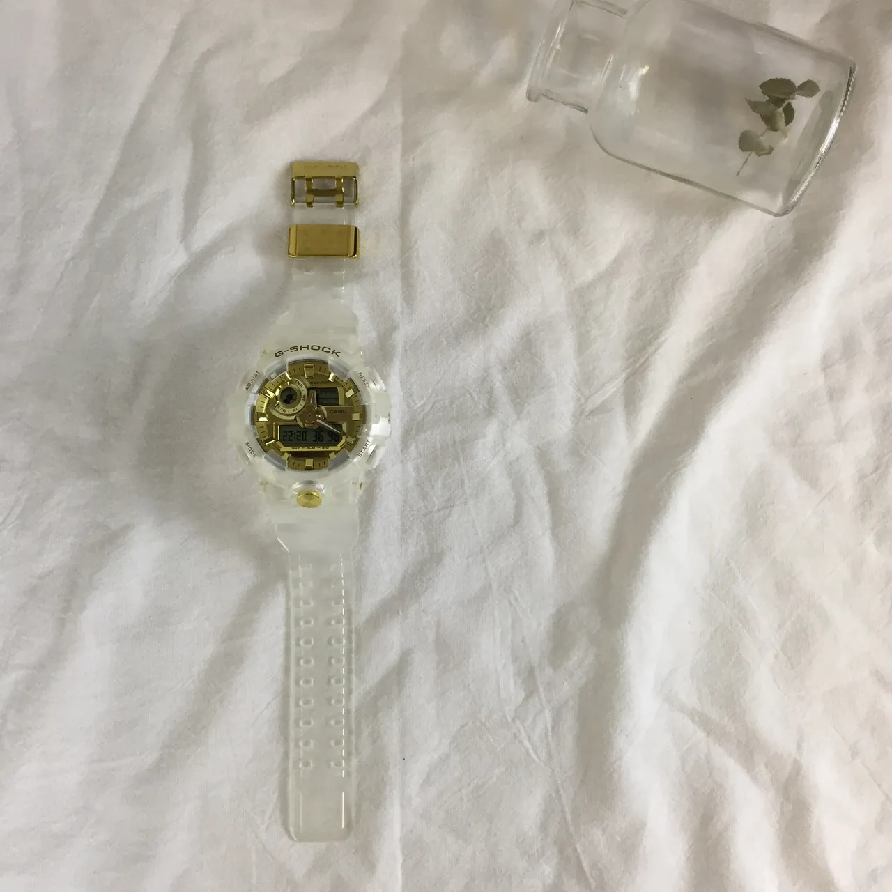 Casio G-Shock GA-100 अर्ध-पारदर्शी सफेद और सोने का स्पोर्ट्स वॉच 6