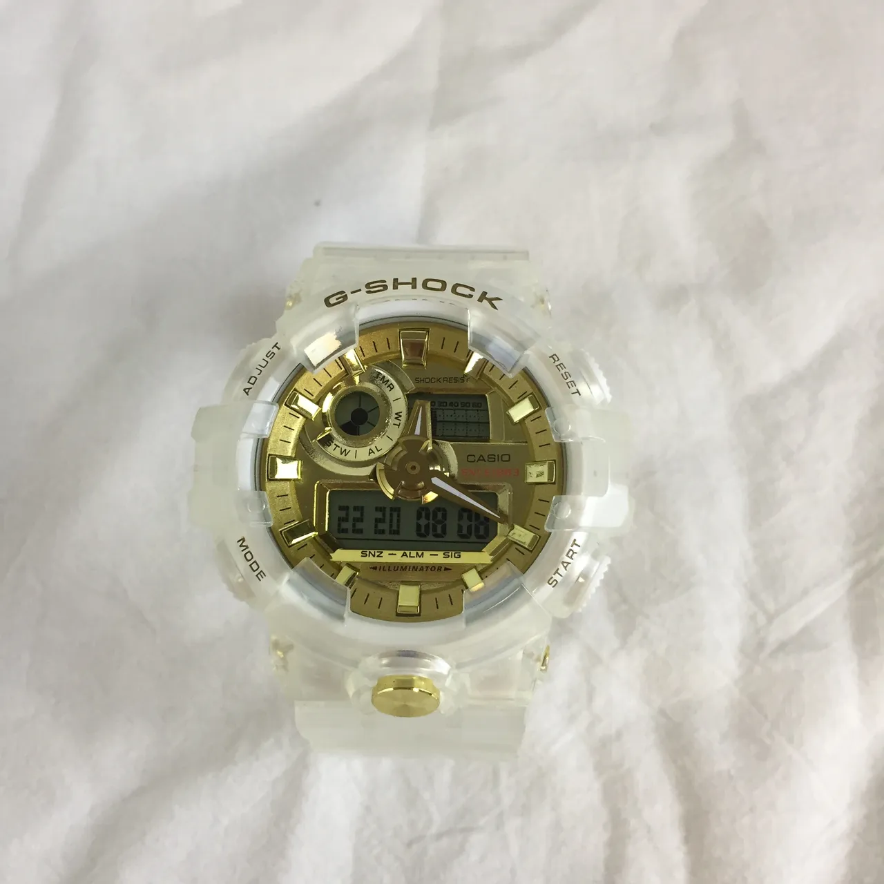 Casio G-Shock GA-100 अर्ध-पारदर्शी सफेद और सोने का स्पोर्ट्स वॉच 7