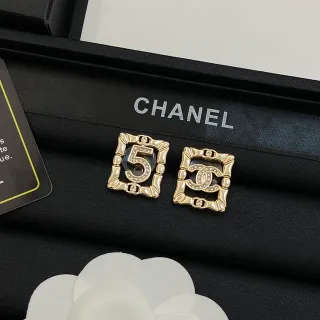 Chanel Bamboo Collection أقراط مربعة مزينة بالكريستال بلون ذهبي
