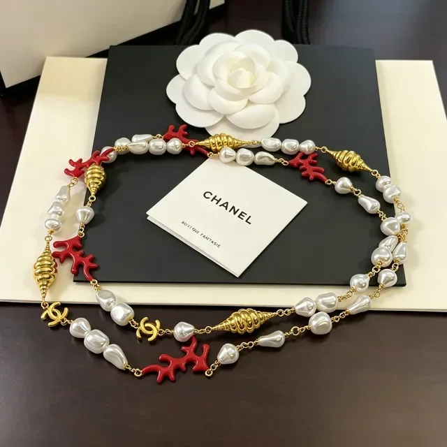 Colar Chanel com pérolas barrocas e coral vermelho em tom dourado 2