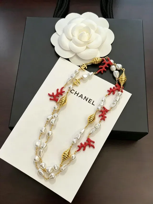 Colar Chanel com pérolas barrocas e coral vermelho em tom dourado 3