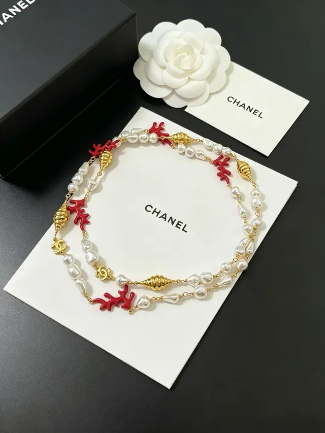 Colar Chanel com pérolas barrocas e coral vermelho em tom dourado 4
