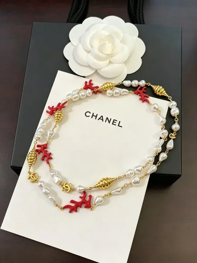 Colar Chanel com pérolas barrocas e coral vermelho em tom dourado 5